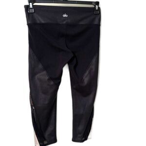 Alo Yoga Black Cropped Leggings Mesh Panel Athletic Capri Pants Women’s S/M